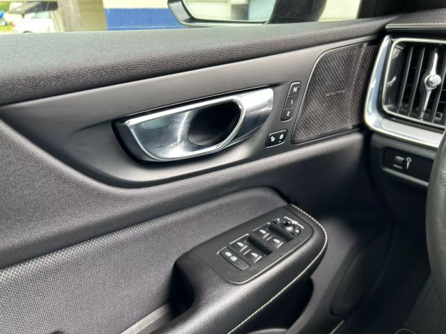 2020 Volvo S60 T6 R-Design photo 10