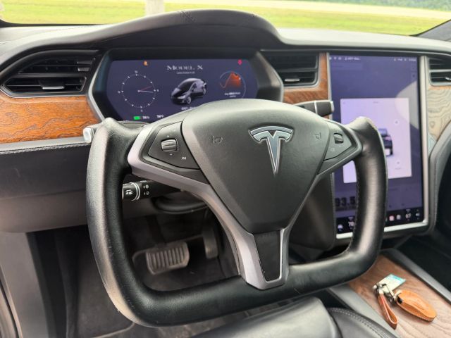 2020 Tesla Model X Long Range - Photo 11