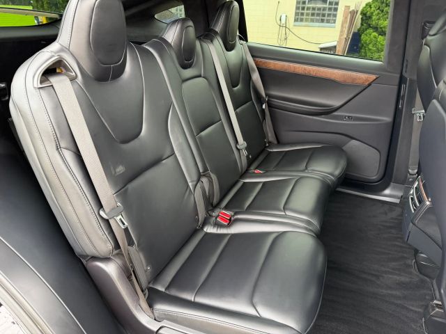 2020 Tesla Model X Long Range - Photo 18